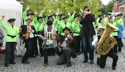 Ganz grün: Schallmeien-Kapelle Löbichau, 2009